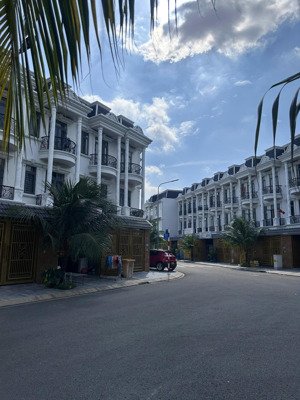 bán nhà royal town dĩ an 68m², sổ hồng, hoàn thiện đẹp, vào ở ngay, cho thuê dòng tiền ổn