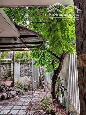 cần bán gấp nhà trong ngõ 561 lĩnh nam( ô tô nhỏ đỗ sân) diện tích đất gần 140m mặt tiền hơn 9m