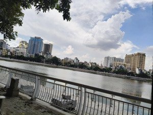 bán nhà mặt hồ hoàng cầu. dt 45m2*6 tầng mt 4m. giá 18.2 tỷ. ô tô, kinh doanh sầm uất. sổ chính chủ