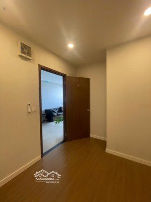 share lại 1 phòng có sẵn máy lạnh trong căn hộ cao cấp, ban công view sông. 3.5tr