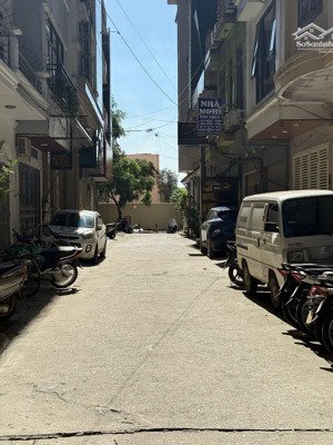 phân lô ô bàn cờ - phố phạm tuấn tài - ôtô tránh dừng đỗ quay đầu - vuông vắn - sát mặt phố