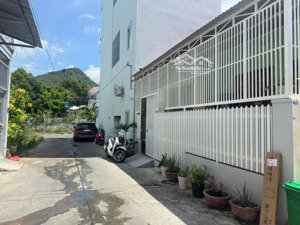 giá 3,6tỷ ( dt 80,6m2 ngang 7,43m2) đường ôtô- vĩnh hoà - nha trang