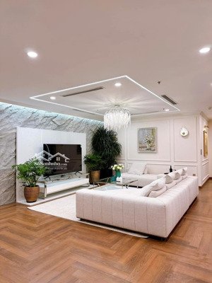 gia đình cần bán gấp căn hộ đập thông 5pn 186m2 có slot oto