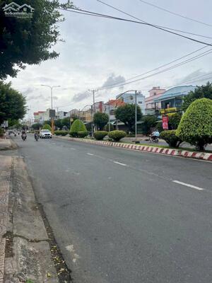 BÁN NHÀ 1 TRỆT 2 LẦU CÒN MỚI, CÓ 4 PHÒNG NGỦ, 3 NHÀ VS, CÁCH PHẠM THÁI BƯỜNG 40M ,PHƯỜNG 4 VĨNH LONG