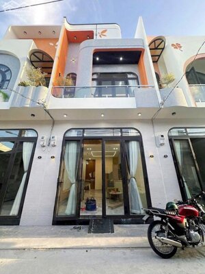 BÁN NHÀ 1 TRỆT 1 LẦU – 70M² – TRUNG TÂM TP. TÂN AN – GIÁ 2 TỶ 150 – SHR