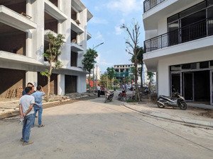 nóng nhất tại hải phòng chỉ 1.3 tỷ mua ngay nhà 60m ngang 5, xây 5 tầng, ngay mặt chợ. ô tô đỗ cửa