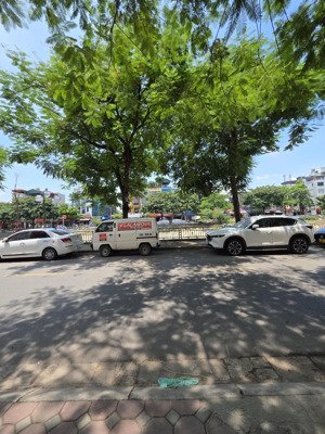 cho thuê tòa nhà văn phòng 09 tầng mới mặt phố vũ tông phan. diện tích 145m2. mặt tiền 9m.