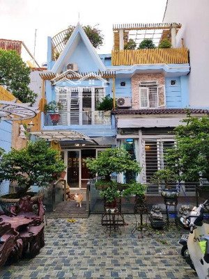 biệt thự sân vườn 200m2, 3tầng, ngang khủng 7,4m. nở hậu. 50m ra thống nhất, gò vấp. chỉ 13tỷ9.