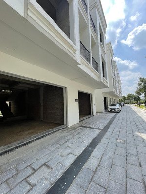 chính chủ cho thuê liền kề hinode royal park. 100m2 x 5 tầng. kinh doanh văn phòng. giá 20tr/tháng