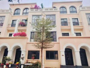 mặt tiền 6m thênh thang đỗ oto, vài bước chân ra đên công viên nội khu và công viên trung tâm ocp2