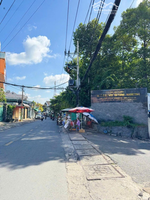 bán nhà cấp 4 hẻm thông xe hơi ngay trường đh tài chính marketing quận 9 cũ. 60m2 - giá chỉ: 4.5 tỷ