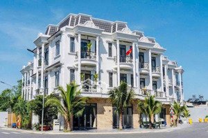 bán nhà phố dĩ an 3 tầng, gần kcn sóng thần, full nội thất, sẵn sổ vào ở ngay