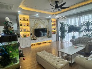 tôi muốn bán gấp căn hộ 135m2 tk 3pn vị trí đẹp,tầng cao view thoáng giá công khai 9,5 tỷ bao phí.