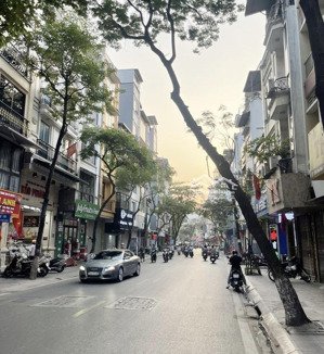 ngõ đẹp gần phố - khu vực văn minh - gần hồ - thụy khuê - giá 6,9 tỷ
