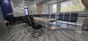 văn phòng cho thuê,dt 70m ngăn sẵn vách kính 2 phòng,thang máy,máy lạnh giá 12 triệu.