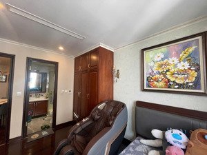 gia đình cần bán gấp căn 87m2 full đồ ban công đông bắc giá tốt nhất thị trường.