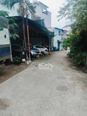 nhà sát chợ dĩ an , p dĩ an 2tỷ6 dt 65m