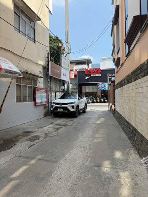 giảm gần 1tỷ còn 8.5tỷ .hxh ,chdv dòng tiền .ngay phan xích long phú nhuận. 41,5m 4x 14m 4tâng