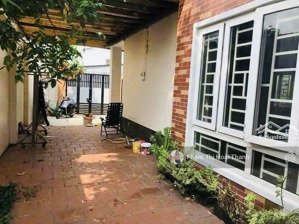 cho thuê biệt thự sân vườn gần ngã tư thủ đức -trường hoa lư, 220m2 ( 10x22), chỉ 11tr/th