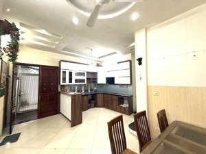 bán nhà sát phố trung tâm cầu giấy,lô góc 50m, 6 tầng, mặt tiền 5m, sân để xe, sổ đỏ chính chủ