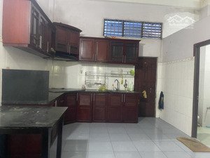 nhà riêng 1 trệt, 2 lầu diện tích 5*20, 2 tấm, ban công giếng trời thoáng mát, sân rộng 70m2.