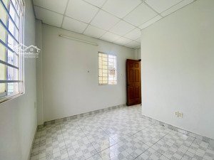 cho thuê phòng có máy lạnh , điện nước nhà nước , cửa sổ thoáng , ngay ngã tư hàng xanh , điện nuo