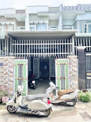 gia đình tôi cần bán căn nhà lầu trệt sân xe hơi nhà hoàn công sổ riêng giá rẻ tại dĩ an tphm