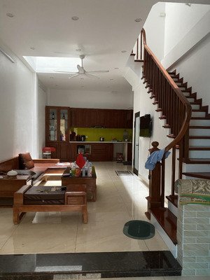 nhà gia đình tự xây rất chắc chắn, do cần tiền nên bán