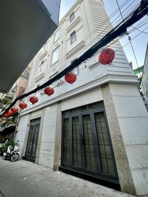 đề thám q1 ngã 4 bùi viện phố tây chỉ 1/sẹc ra 10m là đường đề thám 4tầng 5pn nhà mới ở ngay