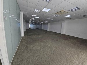 văn phòng mặt tiền đường hồng hà , dt 300m2 , sàn trống suốt .