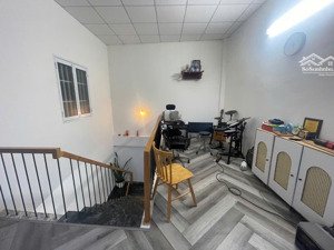 nhà 2 tầng, 2 mặt tiền, 2 đường 7m5 giao nhau - cách biển chỉ 200m - dt 81 m2 ngang 8m chỉ 10,x tỷ