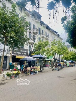 nhà mới koong khách thích xách quần áo về ở