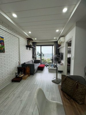 gia đình cần bán căn hộ 2pn 2wc 74m2 hướng mát, view hồ tây, có ban công chung cư green star