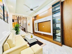 8tỷ - 38m2 đình thôn 5 tầng - ô tô đỗ - 10m ra ô tô tránh , phố người hàn