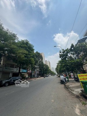 chỉ 17 tỷ. nhà ngay mặt tiền gần nguyễn văn hưởng. dt(5x21m). cn: 100m2. nhà đẹp: 4 tầng.