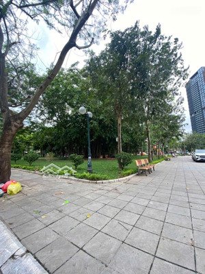 bán toà nhà view trực diện hồ tây. 7 tầng thang máy, vỉa hè 5m. giá chào bán 690tr/m2