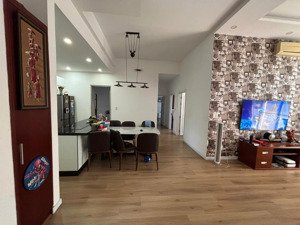 bán gấp căn hộ garden court 2 pmh, q7. dt 142m2, 3pn.có sân vườn. lh mạnh 