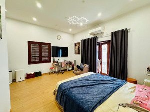bán nhà phố nguyễn văn cừ , dt 35m2 * m tiền 4m * nhà 5 tầng lô góc thoáng sáng , gần bv bắc hà
