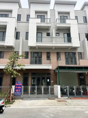 bán shophouse 4 tầng diện tích 75m2 giá chỉ 5,7 tỉ cách trung tâm hà nội chỉ 12km