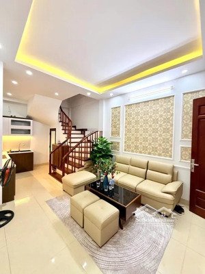 tôi bán nhà phố pháo đài láng 35m2 5tầng 4,2m. mặt tiền 7,8 tỷ