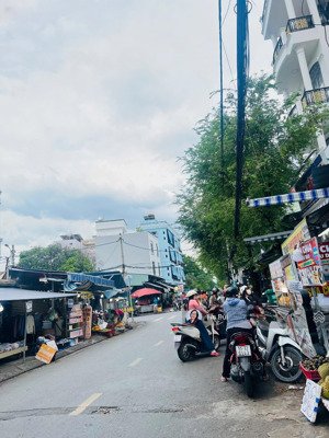 bán nhà 102m2 giá 8 tỷ ngay cạnh global city, đường đỗ xuân hợp. đường 16m có lề đang cho thuê