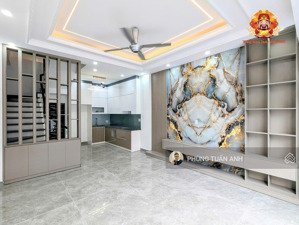 dãy 5 căn xây mới,sau dãy mặt đường hồ sen con duy nhất một con,ngõ thông đẹp,nhiều tiện ích