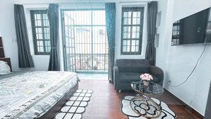 căn hộ dịch vụ 1pn 40m2, ban công, free dọn phòng gần đh hồng bàng, uef, cạnh quận 1