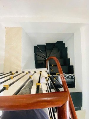 bán gấp nhà phố tân mai 30m2 full nội thất ngõ trước nhà ô tô tránh nhau, chỉ có 4,5 tỷ