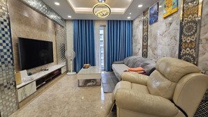 cần bán căn hộ scenic valley 1 view hồ bơi. giá 9,3 tỷ, dt 108m2, lầu cao 3pn 2wc full nội thất đẹp