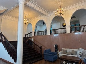 biệt thự sân vườn âu cơ , tây hồ- 2 mặt ngõ - ô tô đỗ cửa vào nhà
145m2 , mt12met ,4tầng - nhà cá