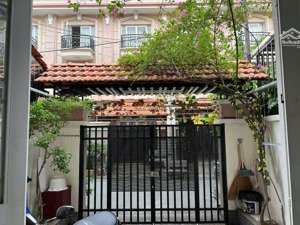 bán nhà chính chủ ngay trường cao đẳng điện lực và trường trần hưng đạo rất thuận tiện.