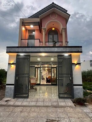 BÁN NHÀ MỚI XÂY MẶT TIỀN TRỤC CHÍNH ĐƯỜNG SỐ 2 KHU MINH LINH VĨNH LONG