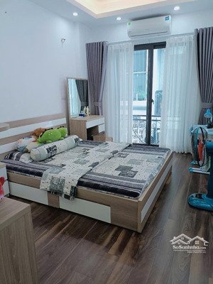 bán 5 tầng tại ngõ 74 thượng thanh,long biên .giá 5,7 tỷ, 30m2 full nội thất lh : 
