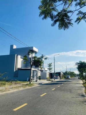 đất hướng đông nam ngay đầm sen giá cực tốt chỉ nhỉnh 5 tỷ/ lô 100m2, sát sân bóng nam hoà xuân